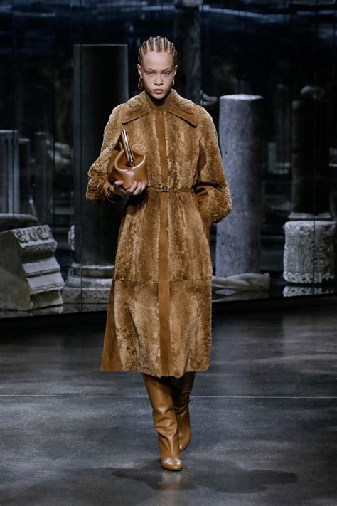 fendi autunno inverno 2021 2022|Fendi Autunno Inverno 2021 2022: sfilata, video e look.